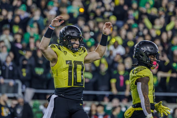 Oregon Ducks quarterback Bo Nix (10) and running back Bucky Irving vs. USC.